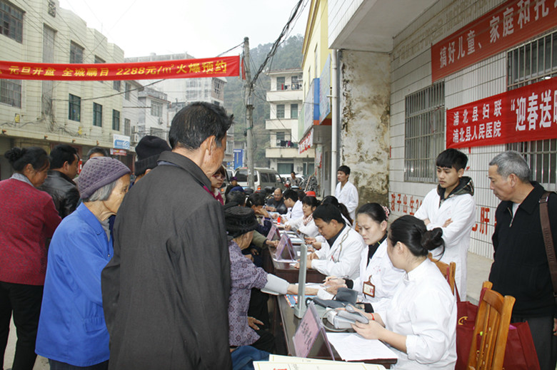 开展“迎春送暖，感恩健康行”专家巡回义诊活动