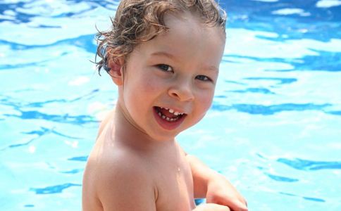 夏季宝宝游泳好处多 8大事项要注意