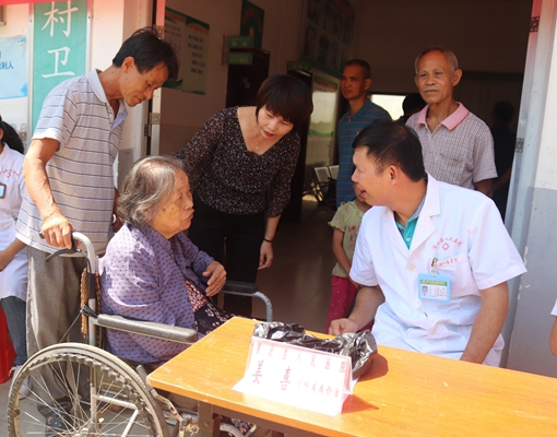 壮丽70年 奋斗新时代丨我院携手钦州市第二人民医院赴福旺镇开展医联体义诊活动