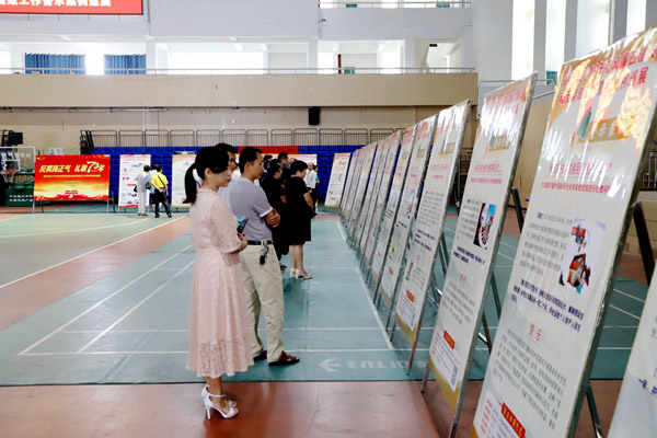 壮丽70年 奋斗新时代丨我院组织干部职工观看浦北县庆祝新中国成立70周年经济社会发展成就摄影作品展暨2019年党风廉政建设和反腐败工作警示案例巡展